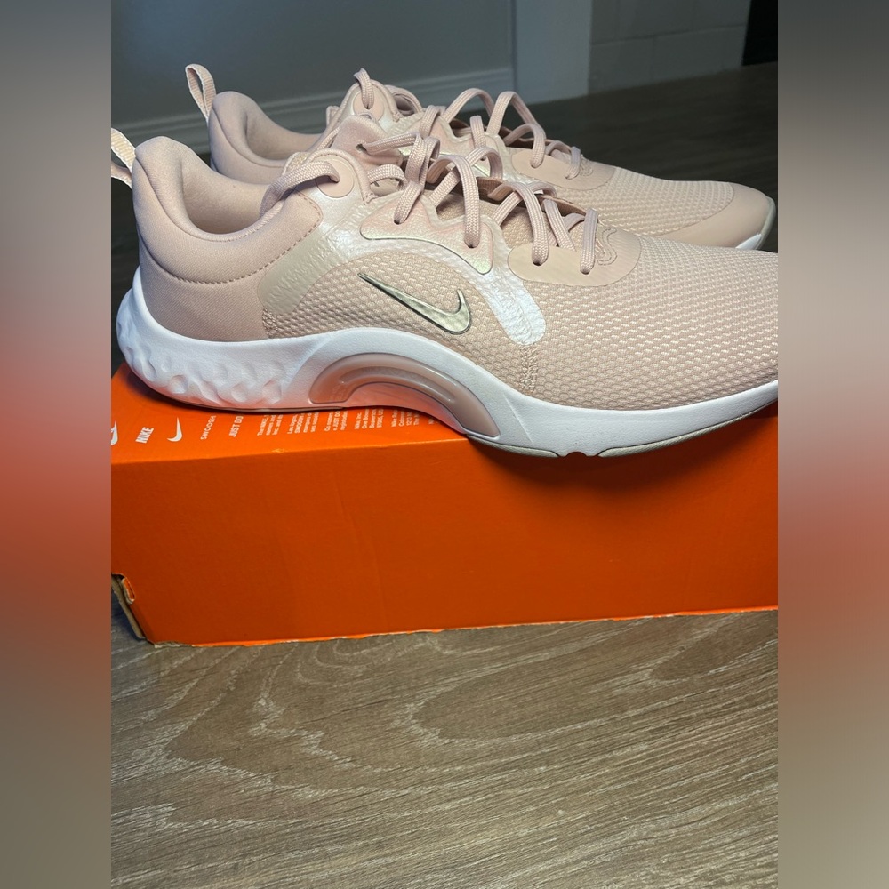 WOMEN'S Nike Renew In Season TR 11 Brand New Size 11.5 Pink